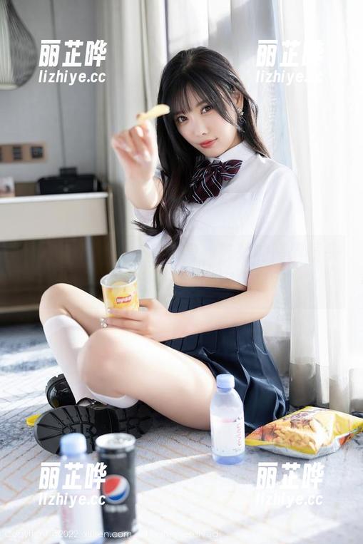 秀人网 - 厨娘一秒变身，艺轩的高清镜头下，还有谁能抢了这“厨房皇冠”？