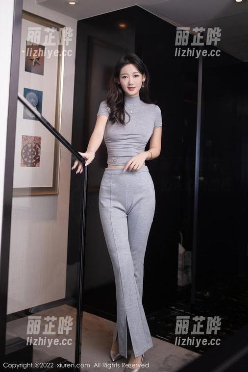 秀人网 - 雨儿baby清纯更新了新套图，像是喝了一杯凉的椰子水，沁人心脾的感觉。