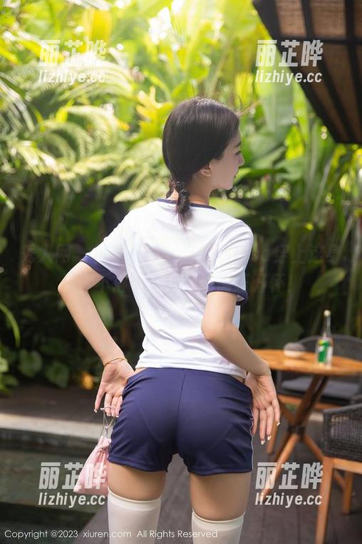 秀人网 - 校服在线，当雪瑞Lisa穿上这身，真不得不为这个画面乐开怀！