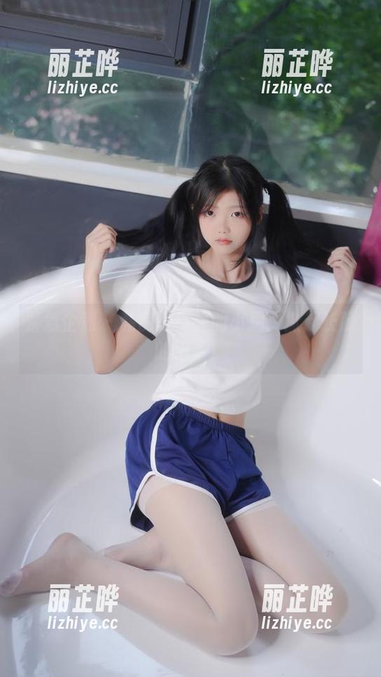 紧急企划 - 私房写真里的小恩：掀起长腿的浪潮！