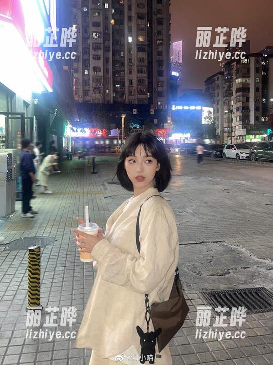 舞小喵 舞小喵的丝袜写真,这得有多少个角度可以静静欣赏?