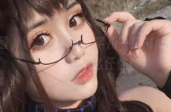 免费群殴，诶，我是说！芊川一笑MNK瑜伽写真，就是这么任性！