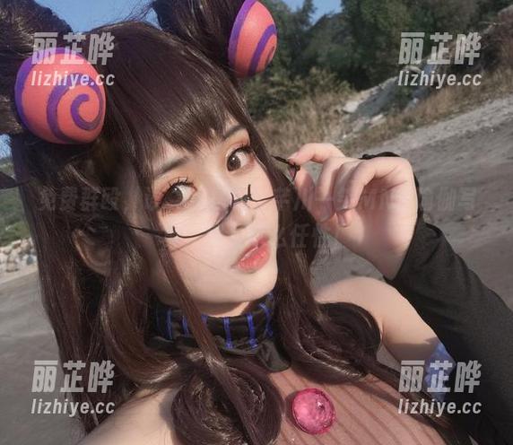 免费群殴，诶，我是说！芊川一笑MNK瑜伽写真，就是这么任性！