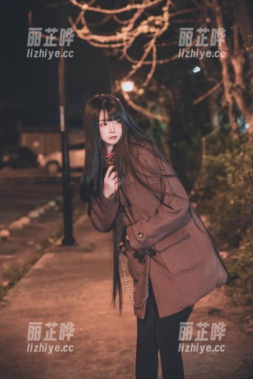 当蕾丝遇见落落Raku，私拍图集里的每一寸都在轻声低语。