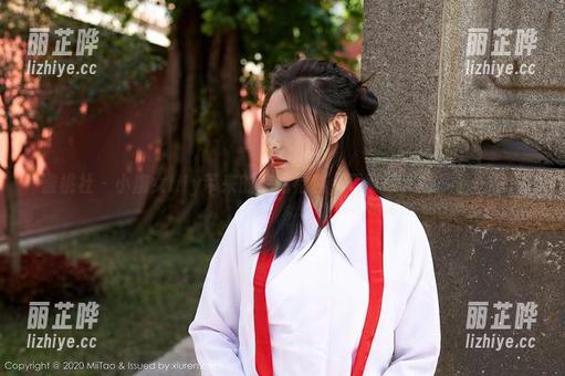 蜜桃社 - 小魔女lily带来的惊艳福利，写真让人想多看一眼。