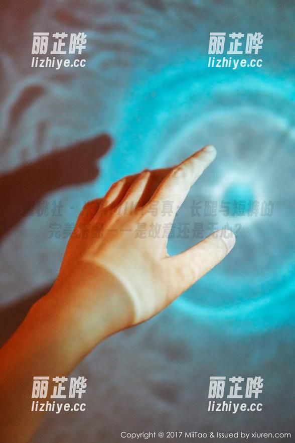 蜜桃社 - 米琪MIKI写真：长腿与短裤的完美搭配——是故意还是无心？
