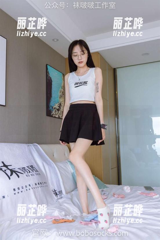 袜啵啵 - 最新写真！小奶熊在白棉袜中找到了幸福