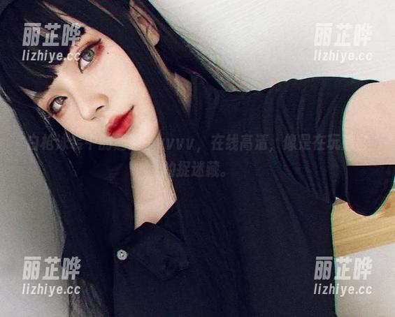 白枪泳装中的起起子vvvv，在线高清，像是在玩感官的捉迷藏。