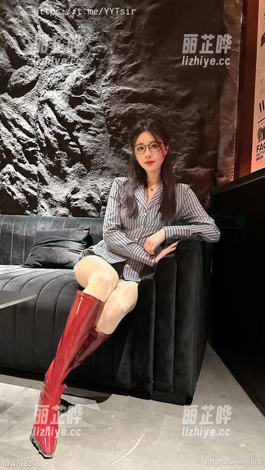 微密圈 - 谁说袜子不重要？看轩子巨二兔的白色马油袜，下载这么简单