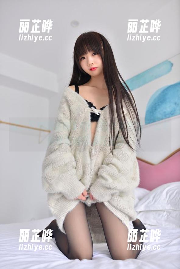 啊，又翻到雪琪SAMA的女警图集，总有种怀旧的味道在里面。