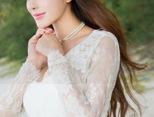青豆客 - 陈嘉嘉Tiffany与黑丝，精选图片中是否透出了一种难以言表的张力？