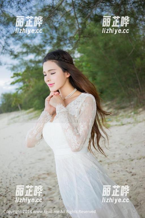 青豆客 - 陈嘉嘉Tiffany与黑丝，精选图片中是否透出了一种难以言表的张力？