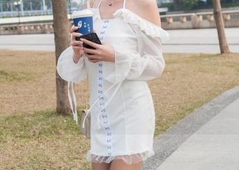 魔镜街拍 - 每天都需要一点美好，婷婷的白色吊带和黑丝美腿作品，图片资源值得珍藏，哈哈！