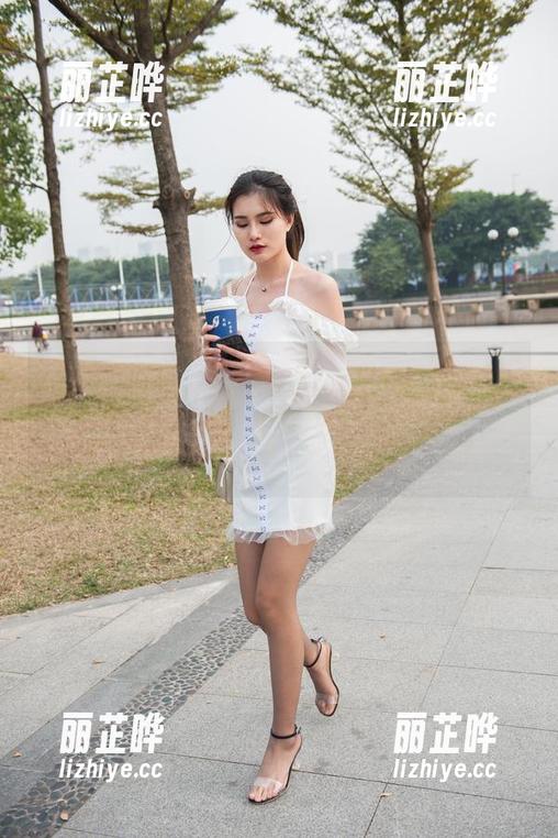 魔镜街拍 - 每天都需要一点美好，婷婷的白色吊带和黑丝美腿作品，图片资源值得珍藏，哈哈！