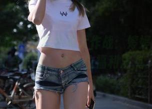 魔镜街拍 - 午后休闲大作战：婷婷的灰裙配合薄丝，全方位福利满点。