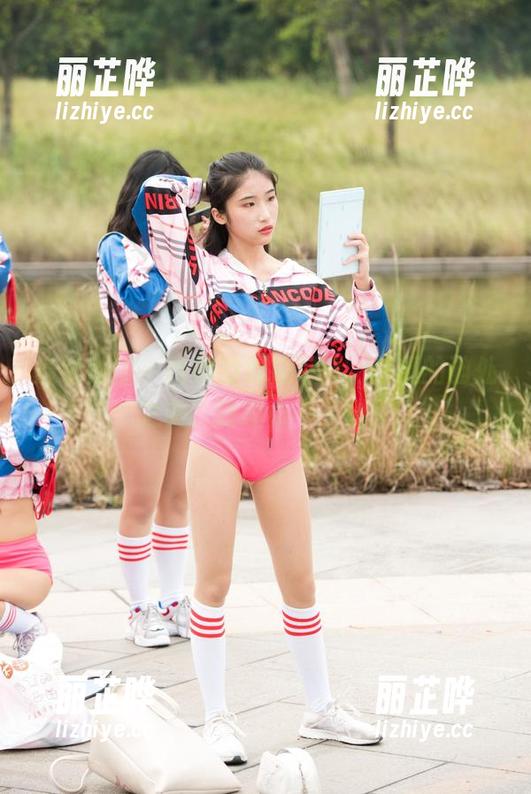 魔镜街拍 - 玲玲的街拍写真，车展的独处之美，没理由不下载！