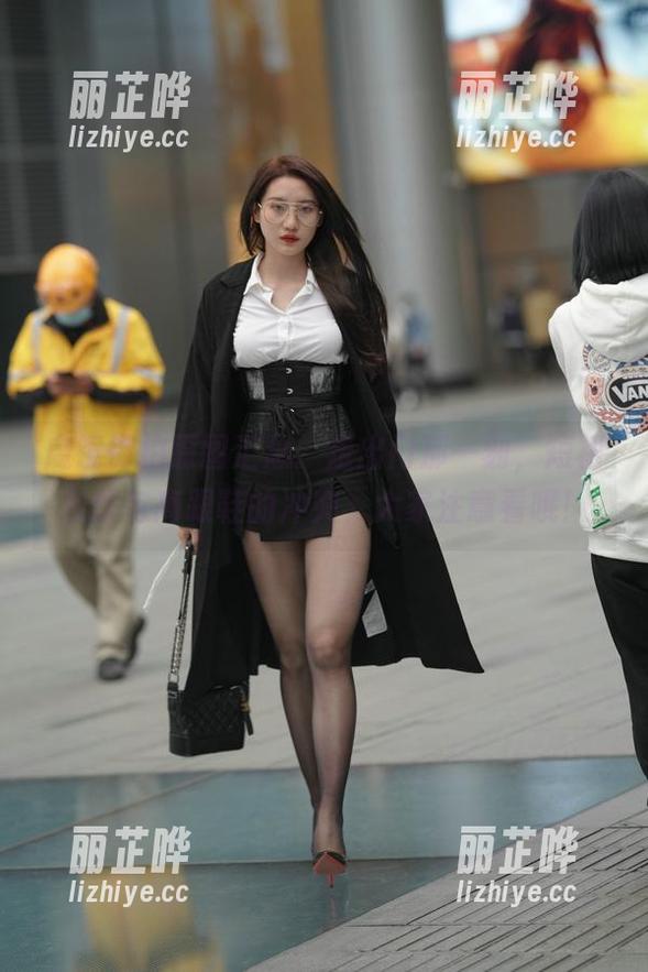 魔镜街拍原图汇总：走出门那一刻，短裙灰丝与高跟鞋的冲突，大家注意看哦！